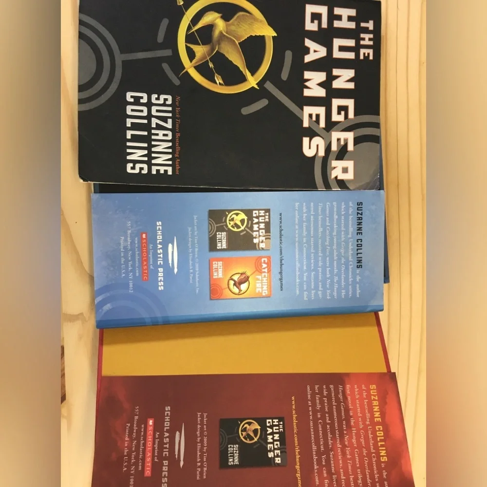 Hunger Games Trilology Books - Hunger Games, Catching Fire, & Mockingjay Collins